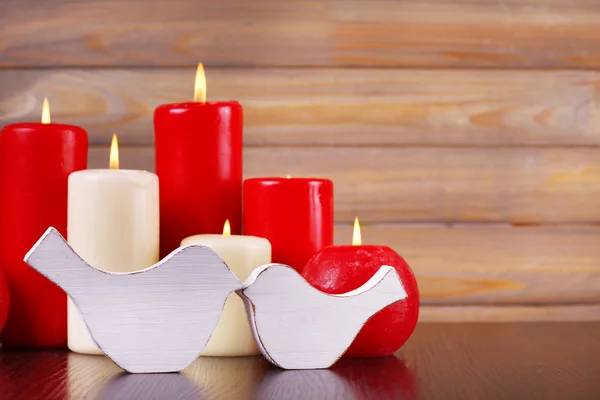 Brennende Kerzen zum Valentinstag, Hochzeiten, Veranstaltungen mit Liebe — Stockfoto