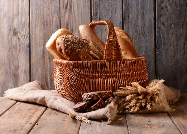 Различные хлеба на столе — стоковое фото