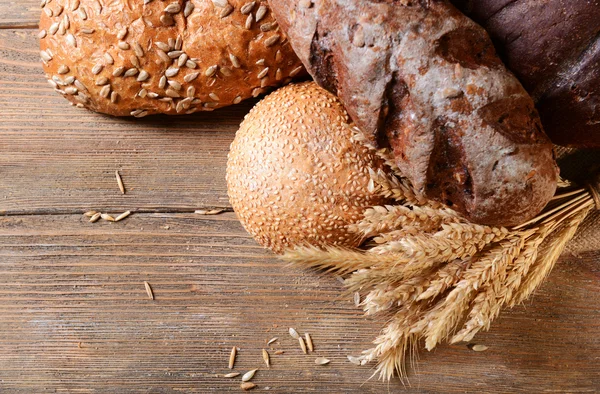 Вкусный хлеб на столе крупным планом — стоковое фото
