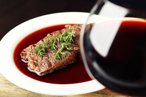Glas wijn met biefstuk — Stockfoto