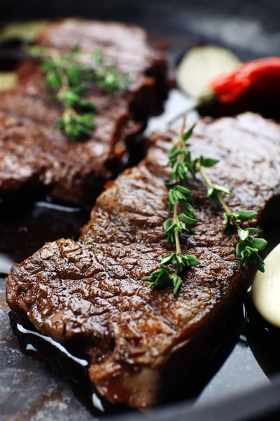 Biefstuk in koekenpan — Stockfoto