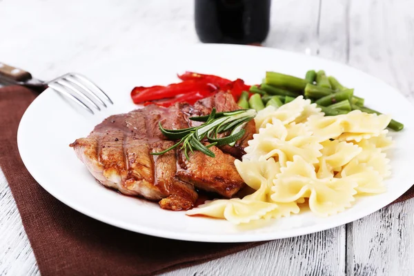 Steak aux légumes et pâtes — Photo