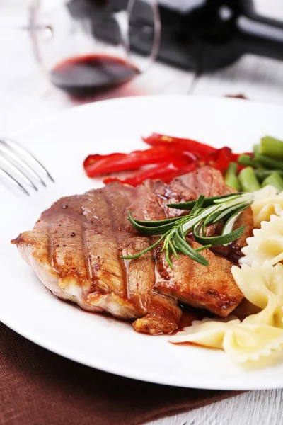 Steak with vegetables and pasta — Stock Photo, Image