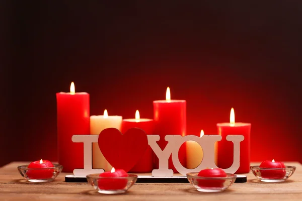 Regalo romántico con velas — Foto de Stock