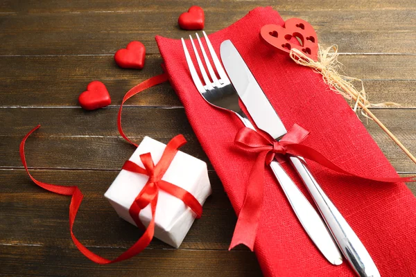Накрытие праздничного стола на День Святого Валентина — стоковое фото