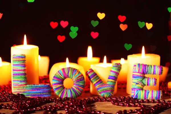 Regalo romántico con velas en el fondo de luces, concepto de amor — Foto de Stock