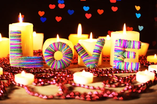 Regalo romántico con velas en el fondo de luces, concepto de amor — Foto de Stock