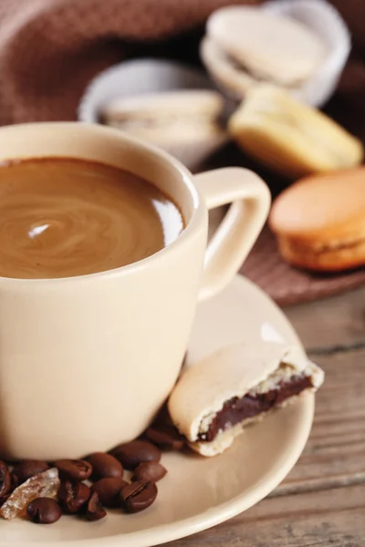 Macaroons dan kopi di cangkir — Stok Foto
