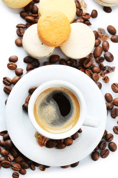 Sanfte bunte Makronen und schwarzer Kaffee im Becher auf weißem Hintergrund, Draufsicht — Stockfoto