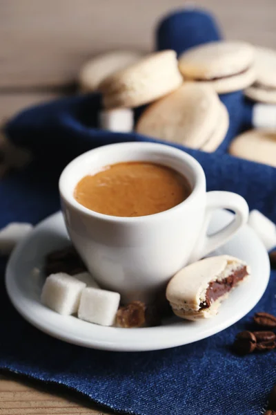 Macaroons dan kopi di cangkir — Stok Foto