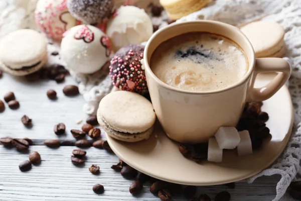 Macarrones y café en taza — Foto de Stock