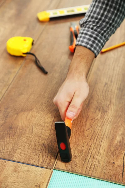 Tesař, dělník instalaci laminátových podlah — Stock fotografie