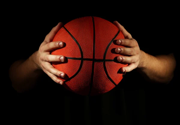 Баскетболист держит мяч — стоковое фото
