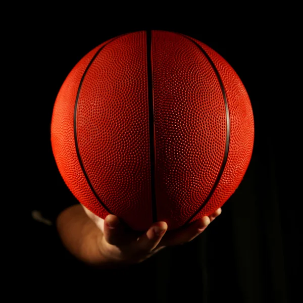 Joueur de basket tenant le ballon — Photo