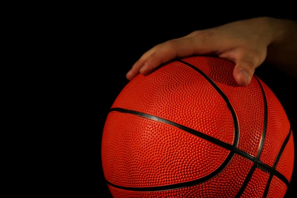 Jogador de basquete segurando bola — Fotografia de Stock