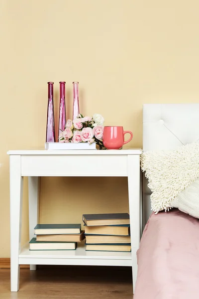 Moderno interior colorido dormitorio con cama y mesita de noche, con detalles de diseño en fondo de pared de luz —  Fotos de Stock