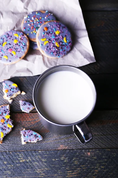 Galletas con taza de leche — Foto de Stock