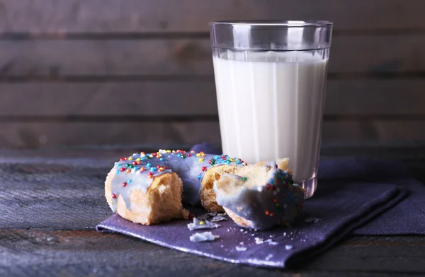 Donut with glass of milk — Stock Photo, Image