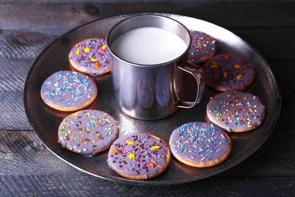 Biscoitos com caneca de leite — Fotografia de Stock