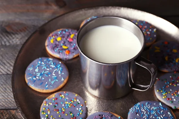 Biscotti con tazza di latte — Foto Stock