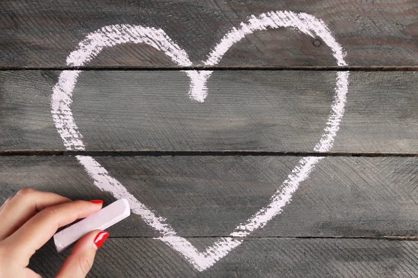 Mano dibuja corazón de tiza en tablero de madera —  Fotos de Stock