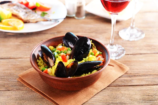 Paella de mariscos en plato — Foto de Stock