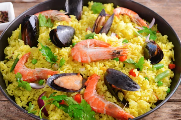 Vis Paella in pan — Stockfoto