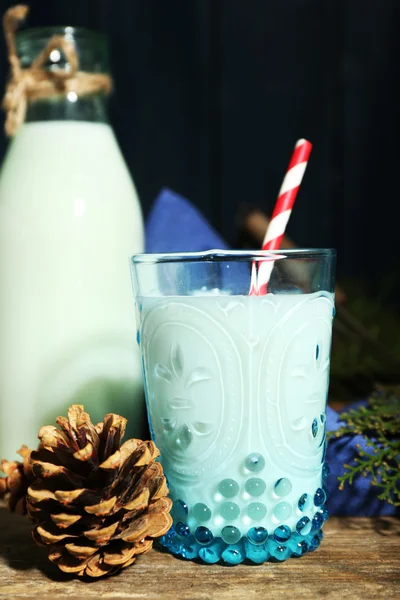 Färsk mjölk med naturlig inredning, på trä bakgrund — Stockfoto