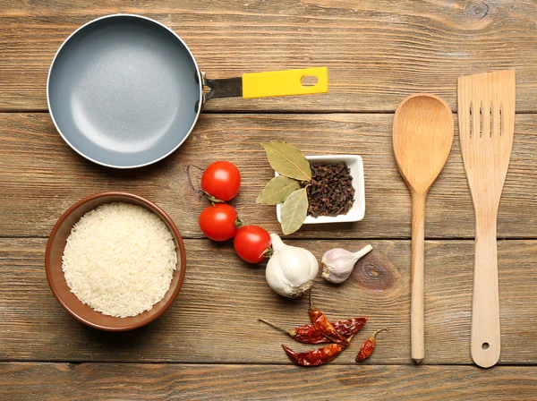 Ingredienti alimentari e utensili da cucina per cucinare su fondo di legno — Foto Stock