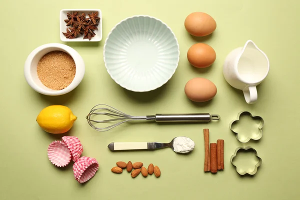Livsmedelsingredienser och köksutrustning för matlagning på grön bakgrund — Stockfoto