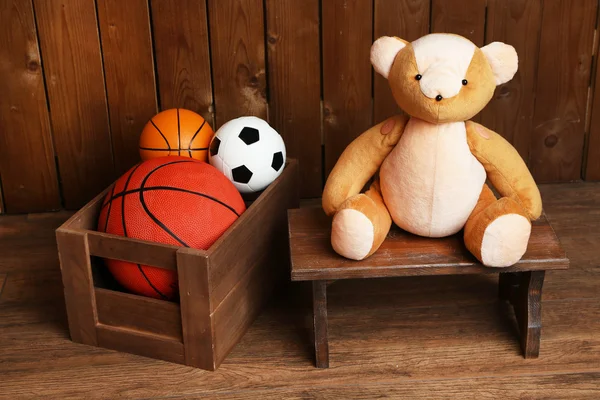 Bear toy on bench — Stock Photo, Image