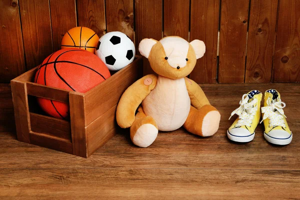 Bear speelgoed met speelgoed op houten achtergrond — Stockfoto