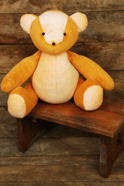 Bear toy on bench — Stock Photo, Image