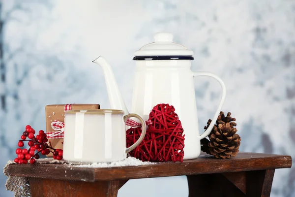 Composición invernal con bebida caliente sobre fondo natural — Foto de Stock