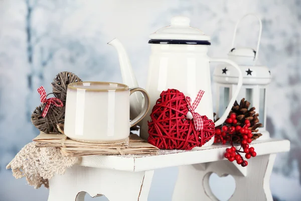 Composición invernal con bebida caliente sobre fondo natural — Foto de Stock