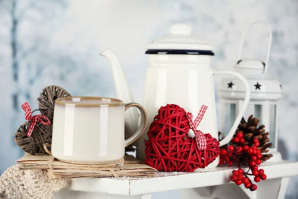 Composición invernal con bebida caliente sobre fondo natural — Foto de Stock