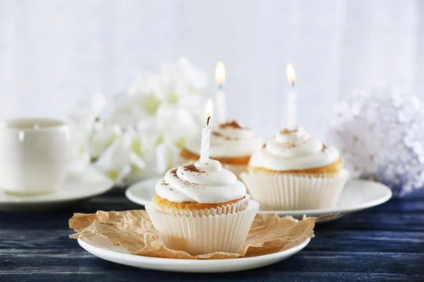 Deliziosi cupcake di compleanno sul tavolo su sfondo chiaro — Foto Stock