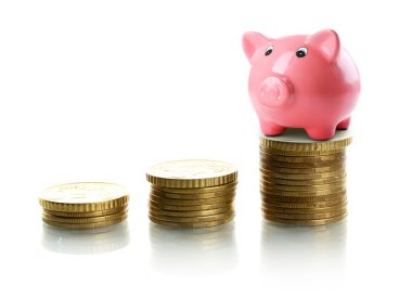 Kumbara ayakta beyaz izole sikke yığını üzerinde