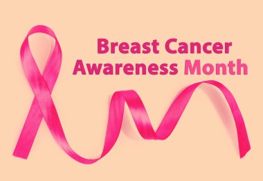 Bej renkli arka plan, meme kanseri bilinçlendirme ay kavramı üzerinde pembe meme kanseri şerit