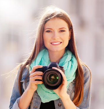 Genç fotoğrafçı alarak fotoğraf açık havada