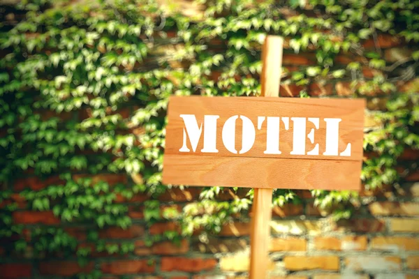 Cartello con testo Motel su sfondo muro di mattoni — Foto Stock