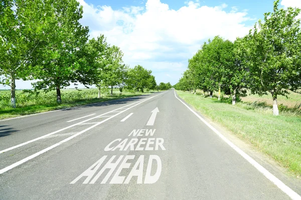 Texto Nueva carrera por delante con la marca de flecha en la superficie de la carretera —  Fotos de Stock