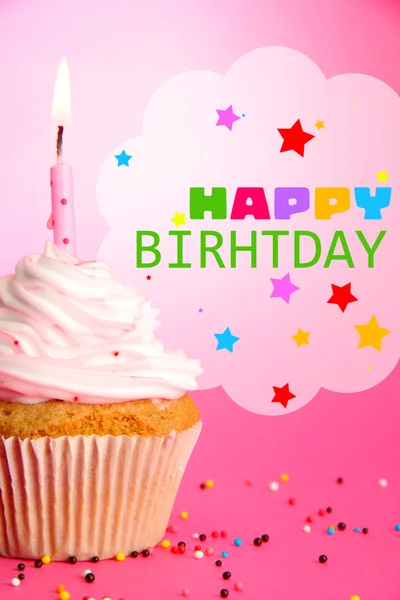 Gustoso cupcake di compleanno con candela, su sfondo rosa — Foto Stock