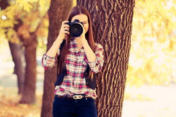 Jovem fotógrafo tirar fotos ao ar livre — Fotografia de Stock