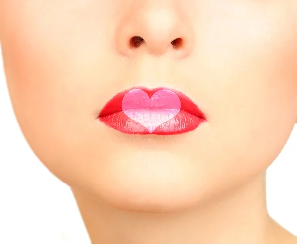 Концепция любви. Сексуальные губы с краской в форме сердца, крупным планом — стоковое фото