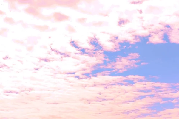 Fondo cielo azul con nubes rosadas — Foto de Stock