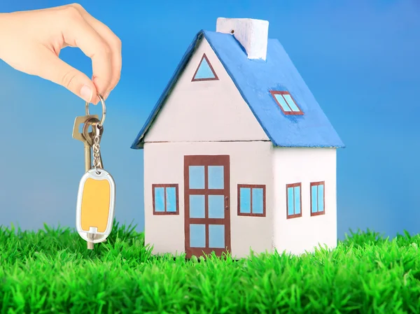 Key in hand and house model, Real estate concept — Stock Photo, Image