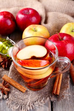 Elma tarçın ile sopa, baharat ve ahşap zemin üzerine taze elma