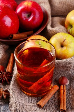 Elma tarçın ile sopa, baharat ve ahşap zemin üzerine taze elma