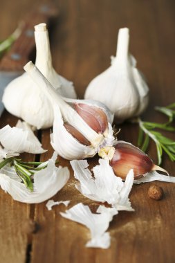 çiğ sarımsak ve baharat ahşap tablo